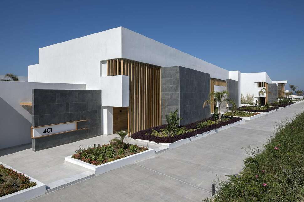 Een foto van de buitenkant van D’Andrea Lagoon Suites