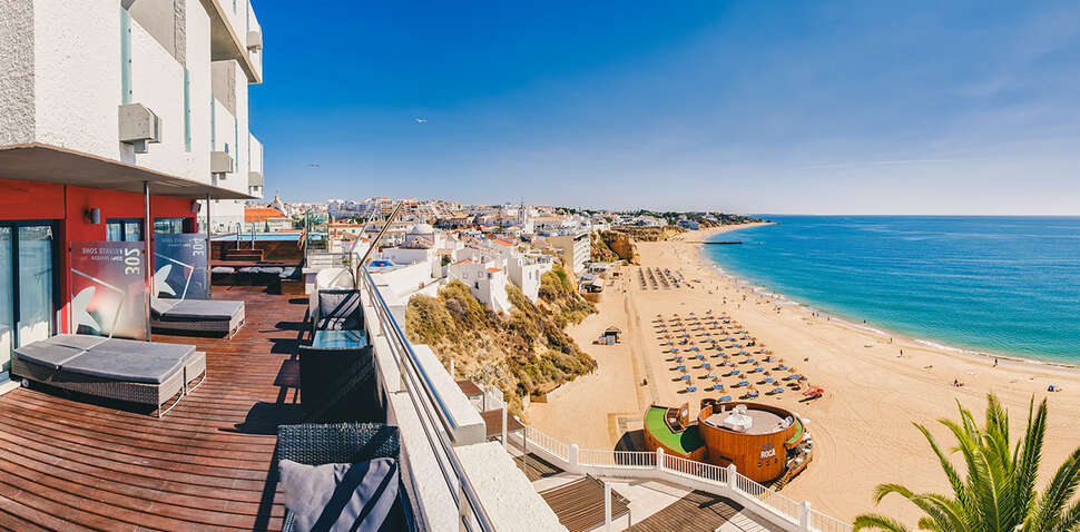 Een foto van de buitenkant van Rocamar Exclusive Hotel & Spa