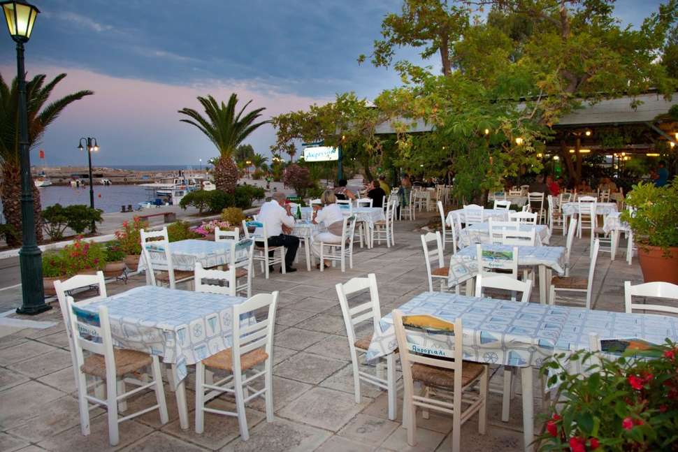 Een foto van het terras bij Akrogiali Hotel