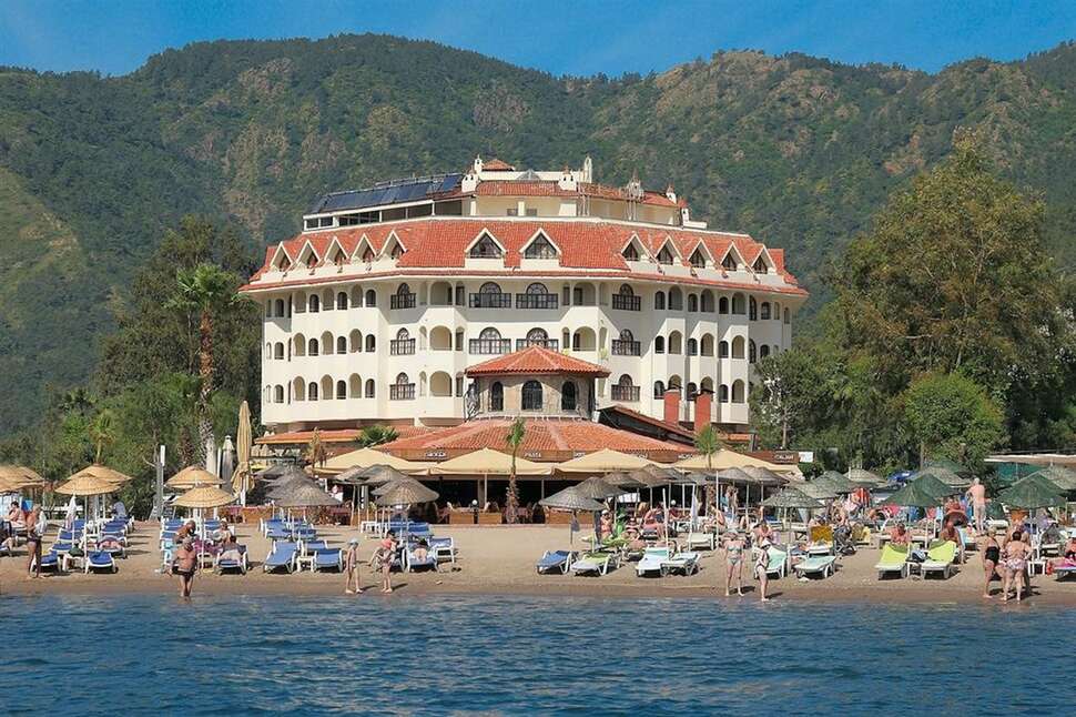 Een foto van de buitenkant van Fortuna Beach Hotel