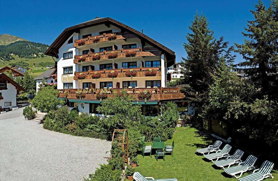 Een foto van de buitenkant van Hotel Chesa Monte