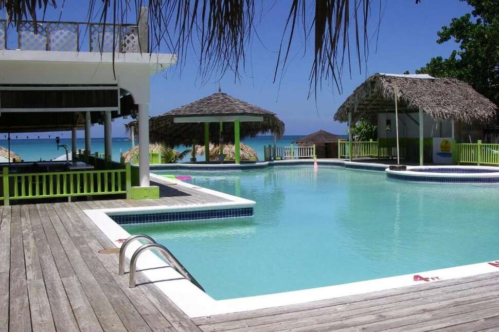 Een foto van het zwembad bij Fun Holiday Beach Hotel