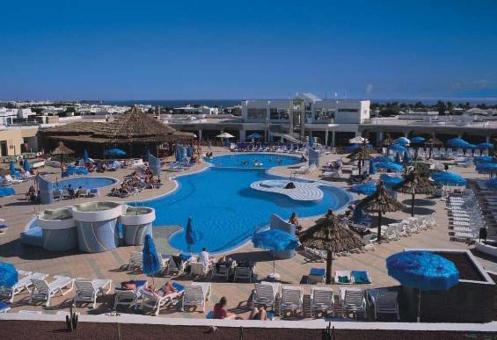 Een foto van het zwembad bij Club Playa Blanca Hotel