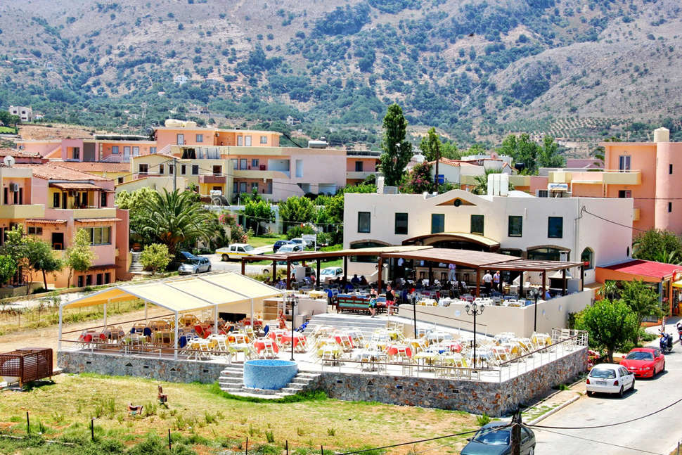 Een foto van het terras bij Fereniki Holiday Beach Resort
