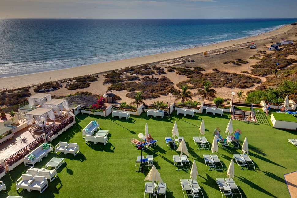 Een foto van het zwembad bij SBH Crystal Beach Hotel & Suites