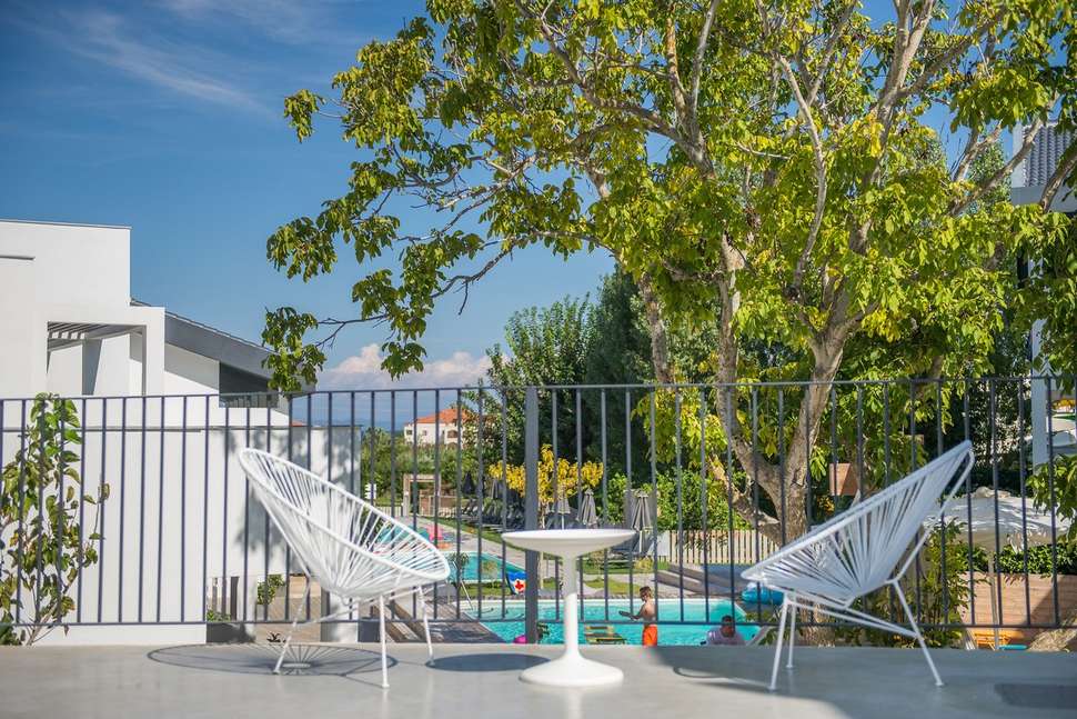 Een foto van het terras bij Aqua Bay Hotel