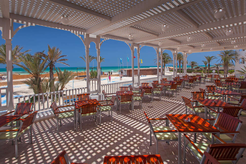 Een foto van het terras bij Calimera Yati Beach