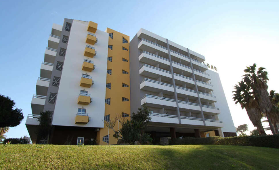 Een foto van de buitenkant van Hotel Luar