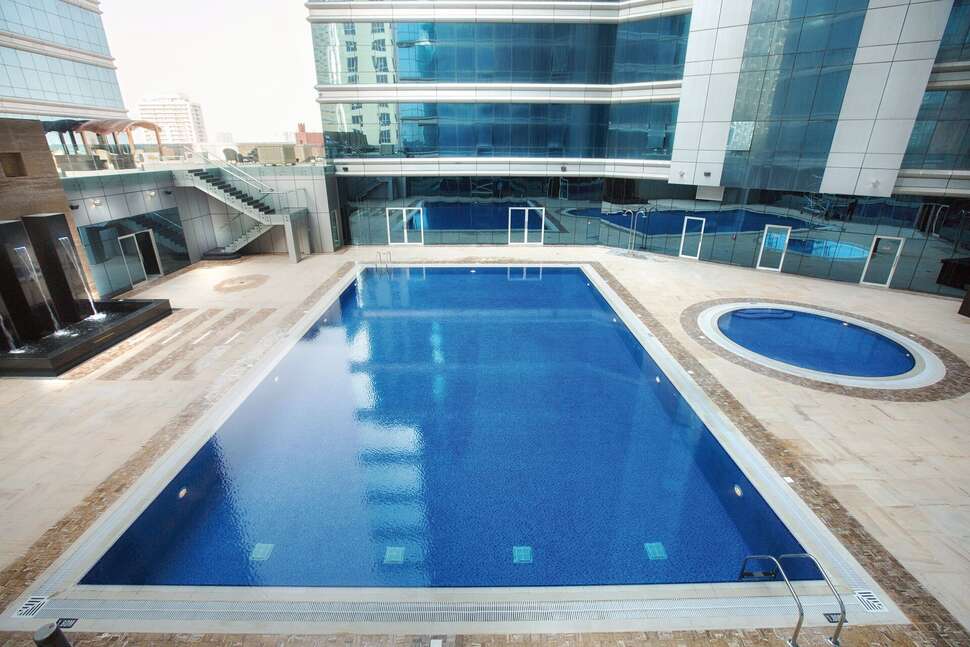 Een foto van het zwembad bij Marriott Hotel Production City Dubai