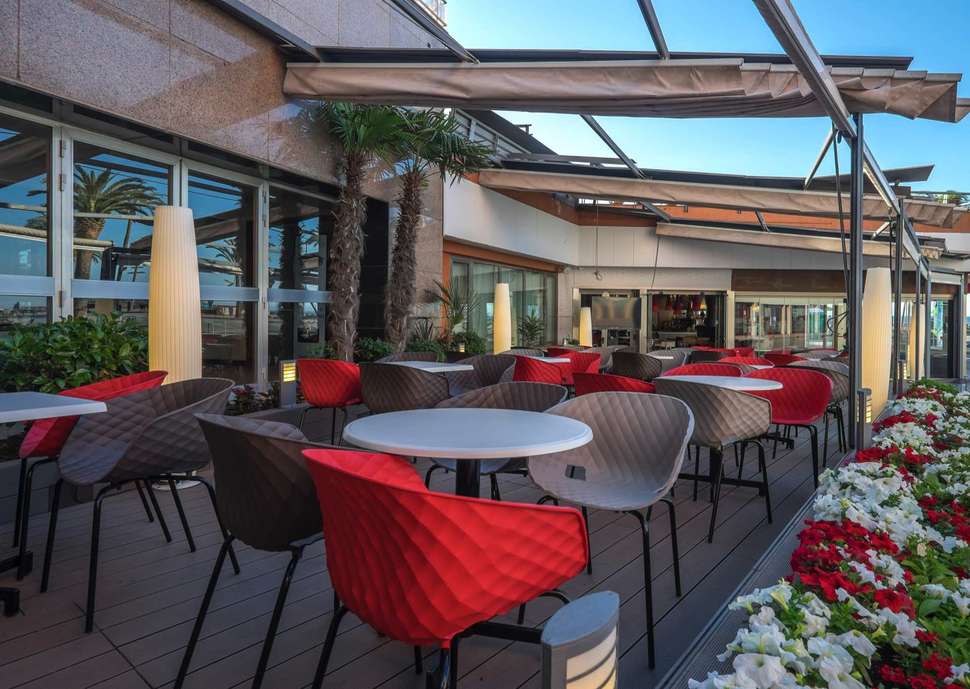 Een foto van het terras bij Hotel Rosamar & Spa