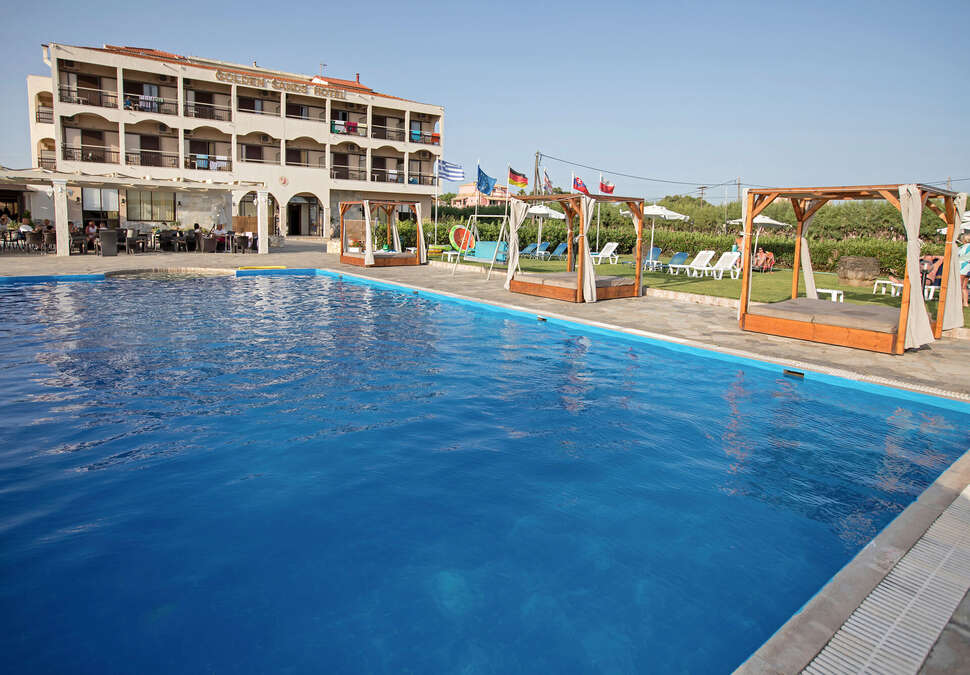 Een foto van het zwembad bij Golden Sands Hotel