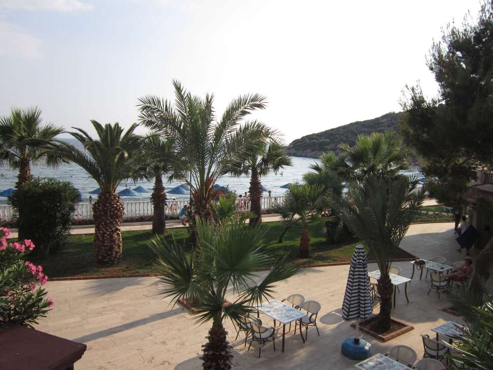 Een foto van het terras bij Tusan Beach Resort