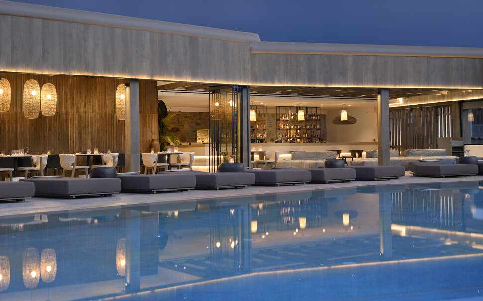 Een foto van het zwembad bij Aeonic Suites & Spa