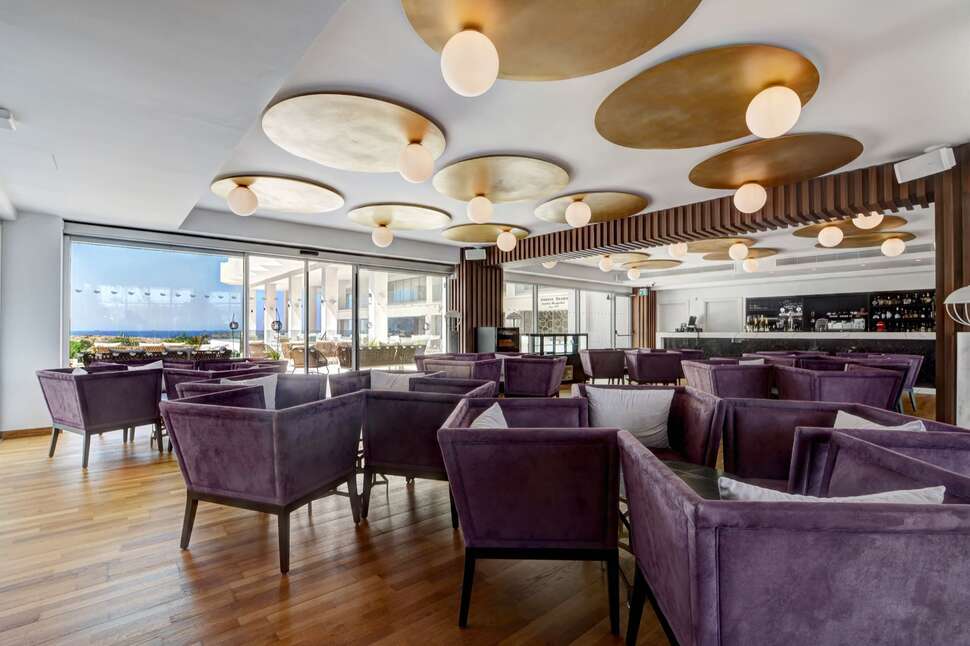 Een foto van het interieur van Nissiblu Beach Resort