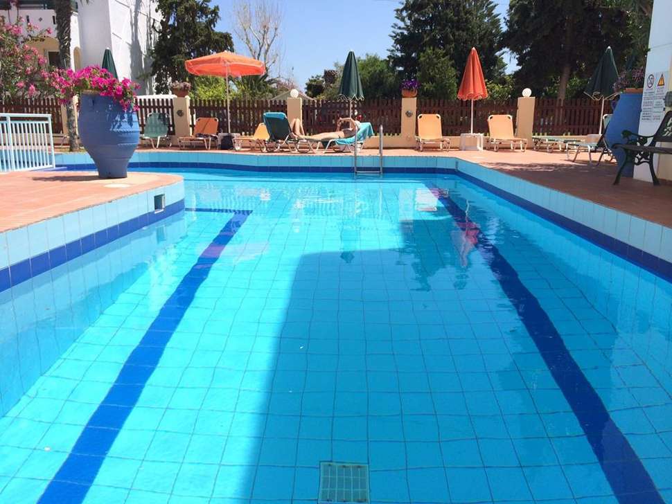 Een foto van het zwembad bij Bueno Hotel Appartementen