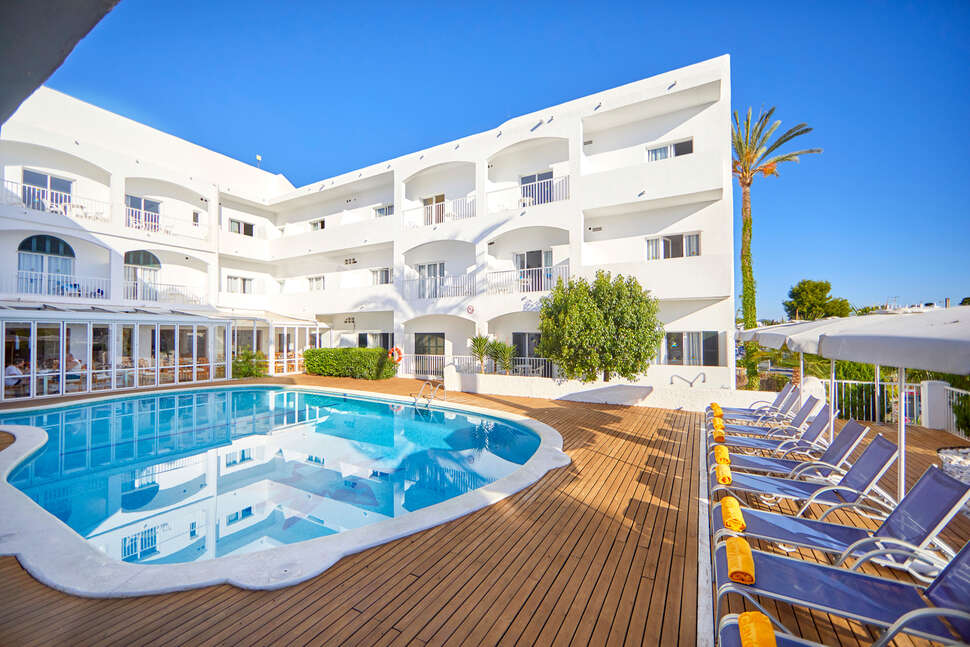 Een foto van het zwembad bij Gavimar Ariel Chico Club Resort