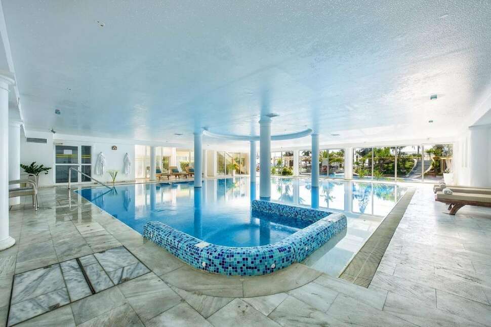 Ein Foto vom Pool im The Golden Bay Beach Hotel