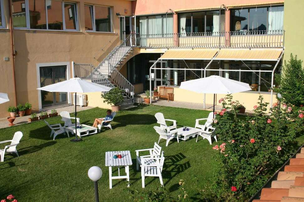 Een foto van het terras bij Pausania Inn