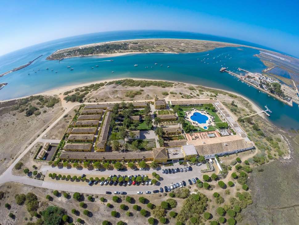Ein Foto von der Außenansicht des Vila Gale Albacora