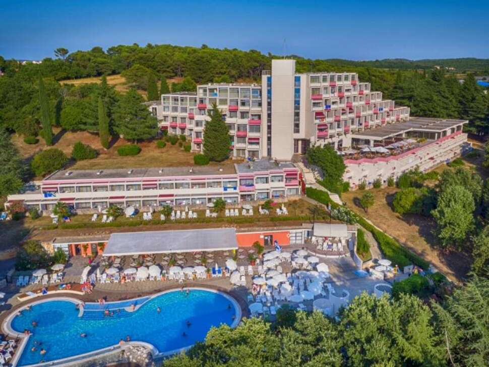 Een foto van een overzicht van Rubin Sunny Hotel by Valamar