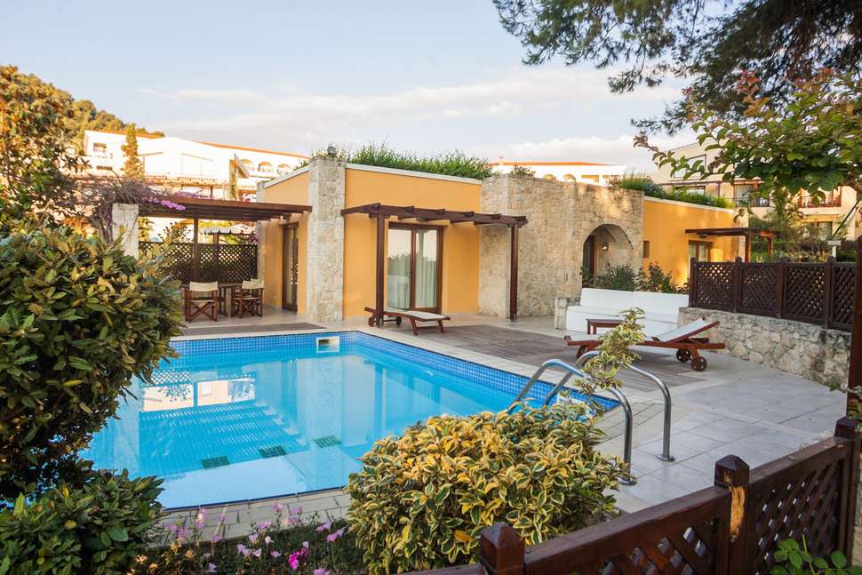 Een foto van het zwembad bij Hotel Aegean Melathron Thalasso & Spa