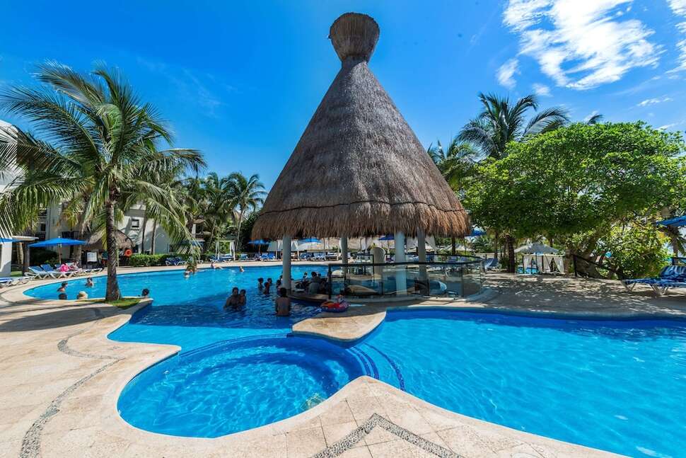 Een foto van het zwembad bij The Reef Playacar Resort