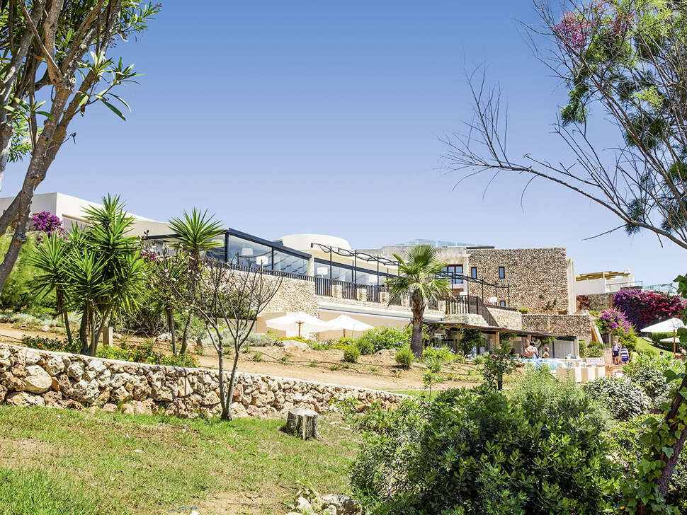 Een foto van de buitenkant van Pierre & Vacances Premium Menorca Binibeca