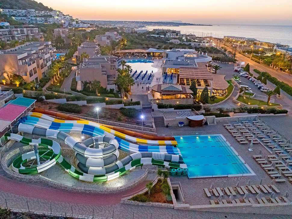 Een foto van het zwembad bij Grand Hotel Holiday Resort