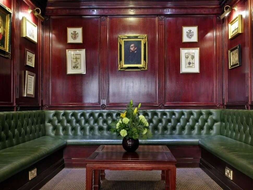 Een foto van het interieur van Gem Fitzrovia Hotel