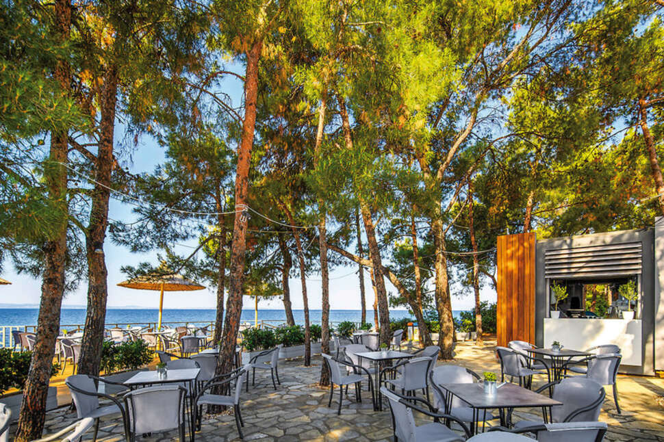 Een foto van het terras bij Blue Dolphin Hotel