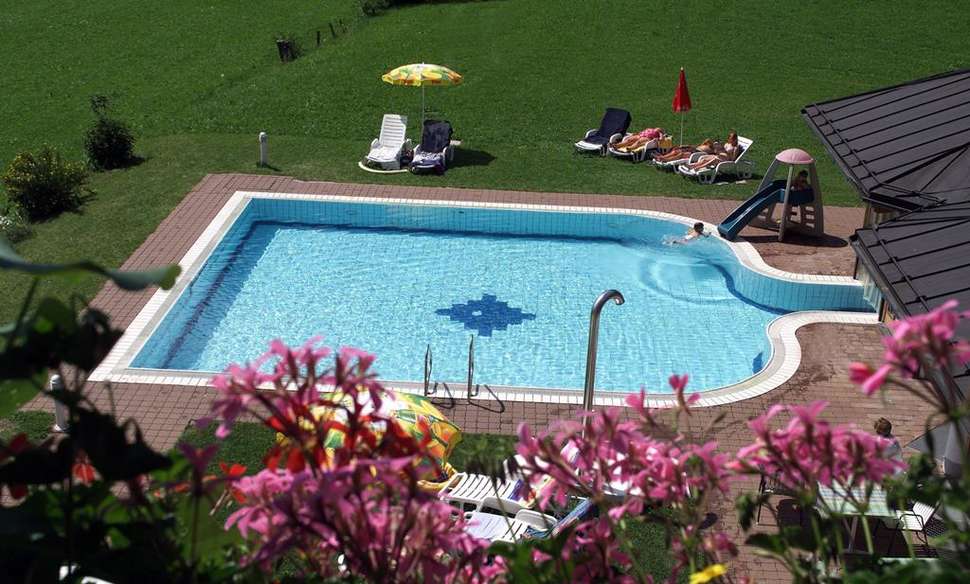 Ein Foto vom Pool im Feriendorf Ponyhof