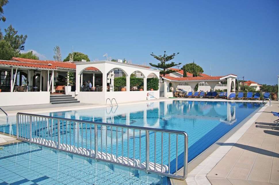 Een foto van het zwembad bij Mouikis Sun Village