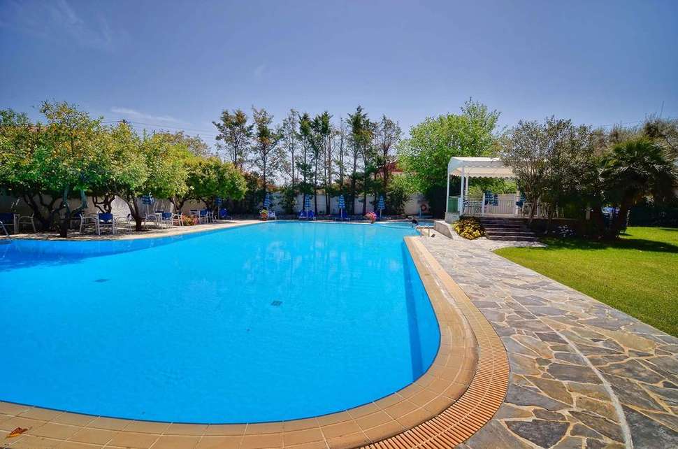 Een foto van het zwembad bij Konaki Hotel