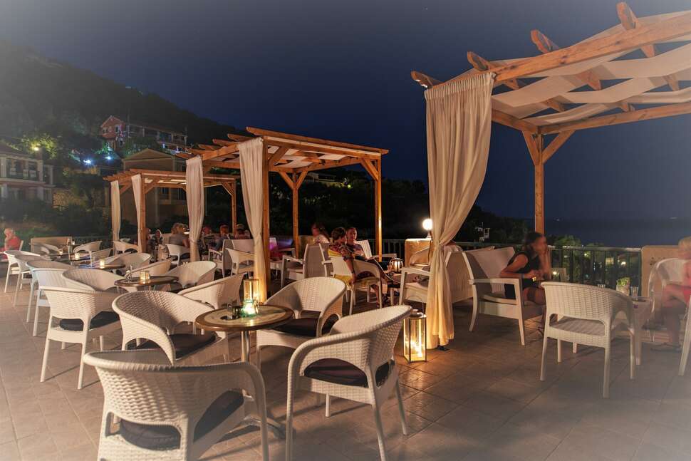 Een foto van het terras bij Corfu Aquamarine Hotel