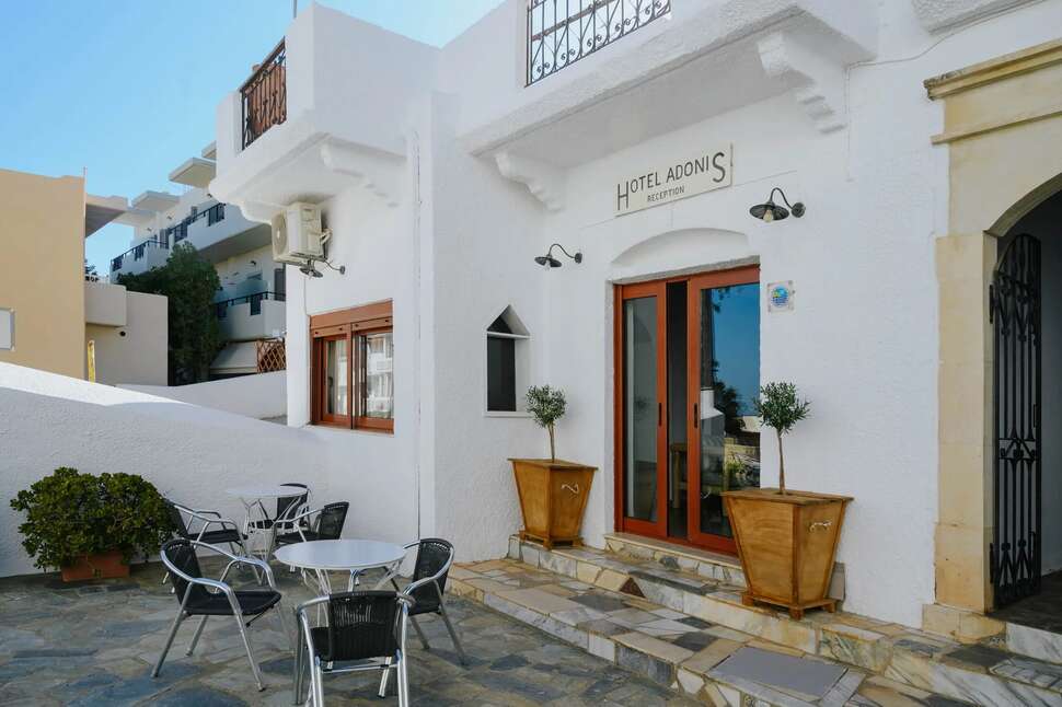 Een foto van het terras bij Adonis Hotel