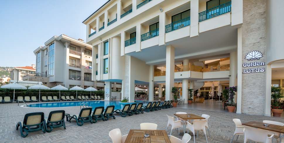 Een foto van het zwembad bij Hotel Golden Lotus