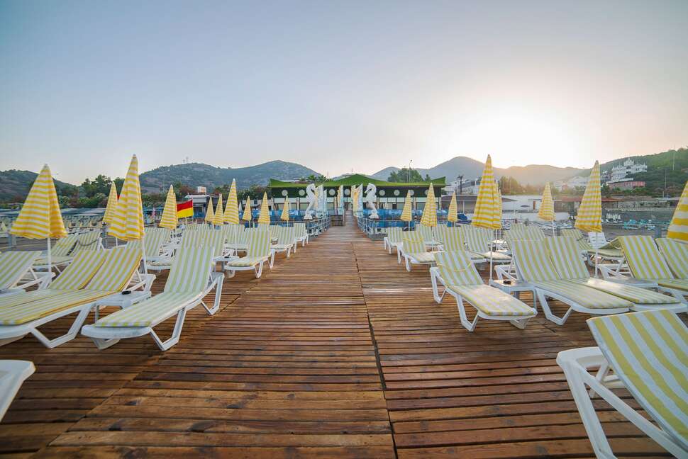 Een foto van het terras bij Doganay Beach Club