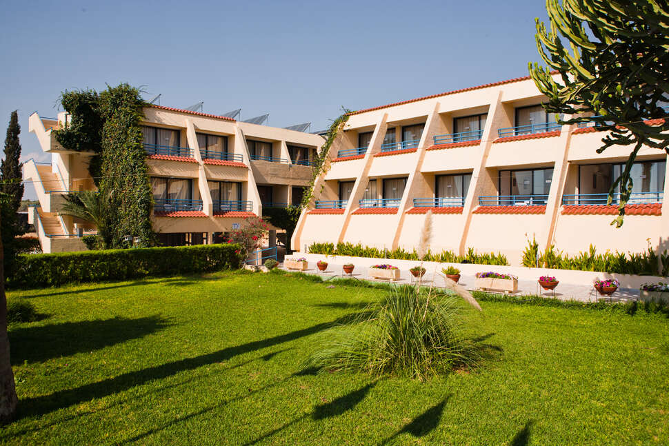 Ein Foto von der Außenansicht des Napa Prince Hotel Apartments