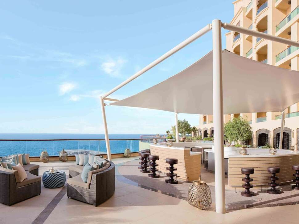 Een foto van het terras bij Fairmont Ajman