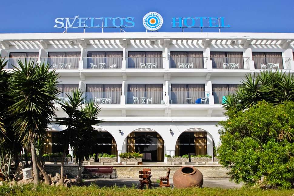 Ein Foto von der Außenansicht des Sveltos Hotel