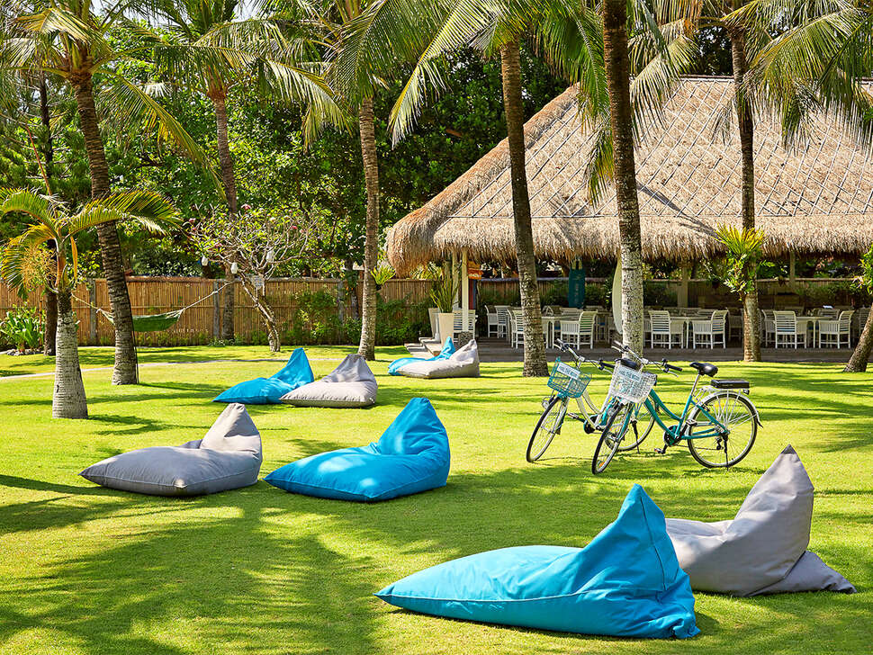 Een foto van het terras bij Sol by Melia Benoa Bali