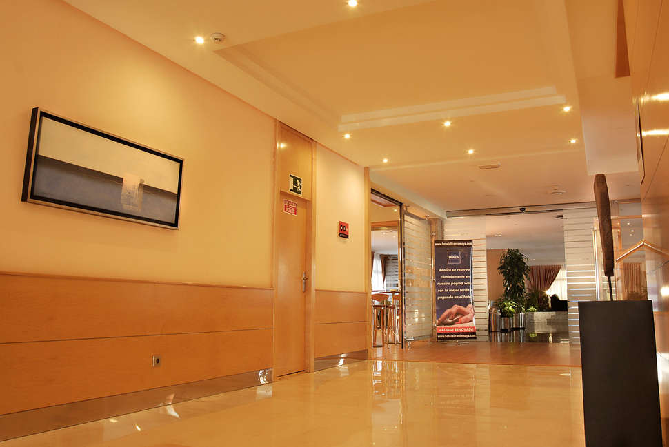 Een foto van het interieur van Sercotel Maya Alicante