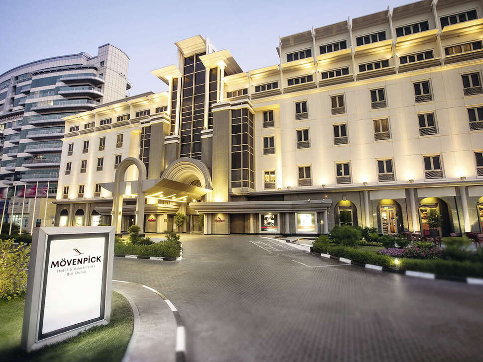 Ein Foto von der Außenansicht des Mövenpick Hotel & Apartments Bur Dubai