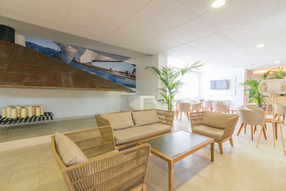 Een foto van het interieur van azuLine Hotel Bergantin