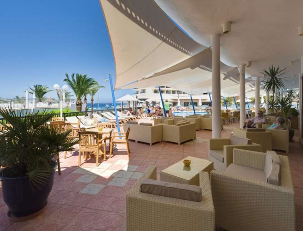 Een foto van het terras bij Hotel Osiris Ibiza