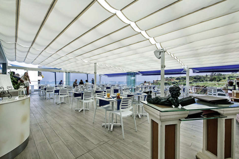 Een foto van het terras bij Carvi Beach Hotel