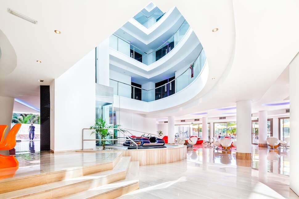 Een foto van het interieur van THB Ocean Beach