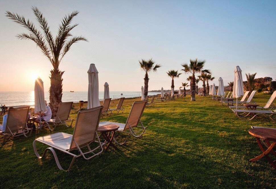 Een foto van het terras bij Capital Coast Resort & Spa