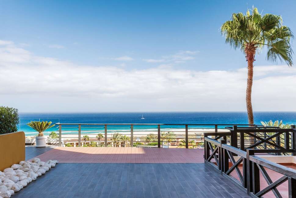 Een foto van het terras bij Occidental Jandia Playa
