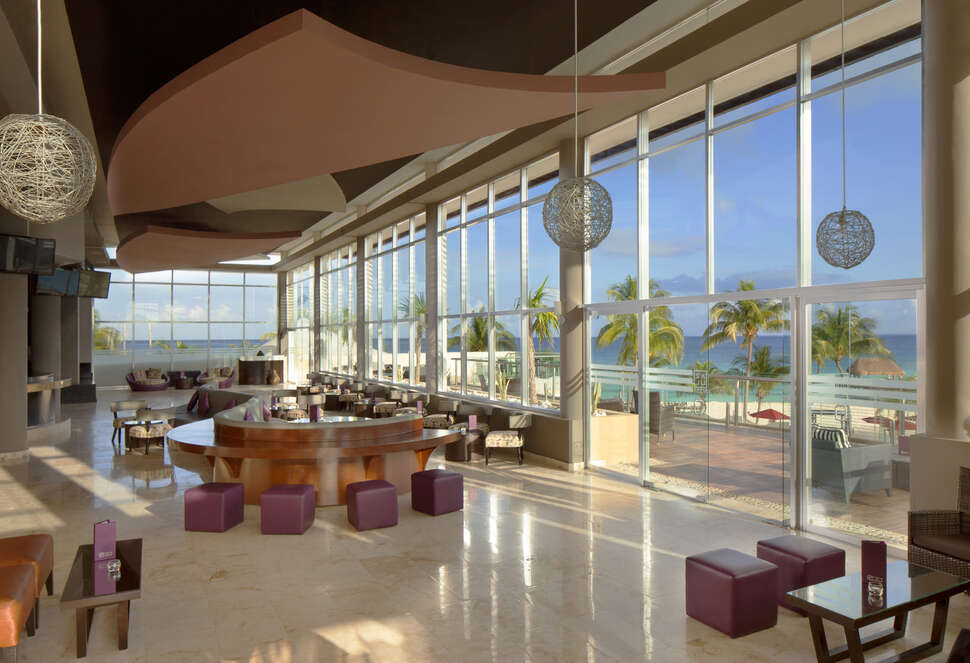 Een foto van het interieur van The Fives Beach Hotel & Residences